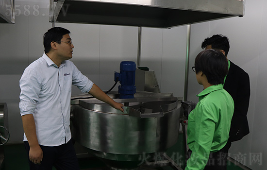 團(tuán)隊(duì)還參觀了生產(chǎn)車間 團(tuán)隊(duì)還參觀了生產(chǎn)車間