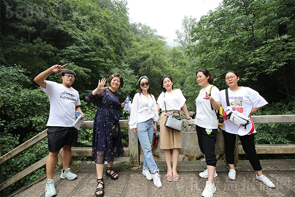 賞老君山之景,品國學(xué)之精,修品性之道 賞老君山之景,品國學(xué)之精,修品性之道