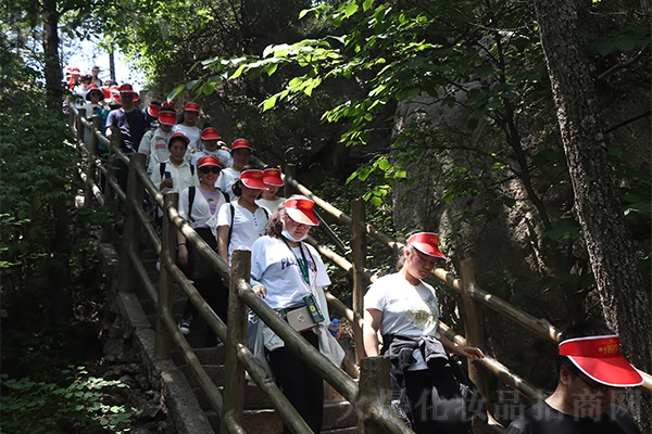 �Ͼ�ɽ���������˵���Ȼɽˮ