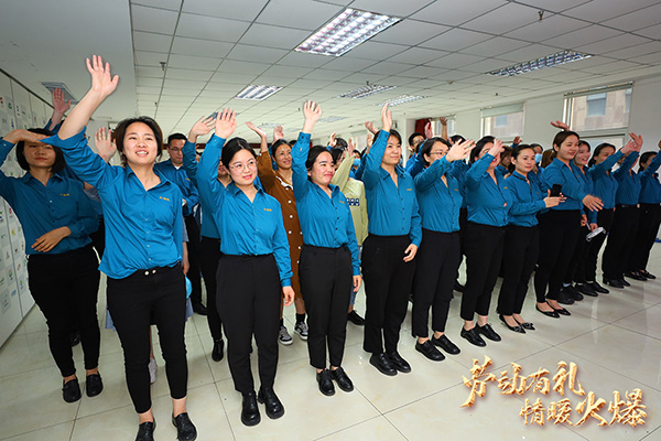 勞動(dòng)有禮,情暖火爆!火爆網(wǎng)為員工派送五一勞動(dòng)節(jié)福利! 勞動(dòng)有禮,情暖火爆!火爆網(wǎng)為員工派送五一勞動(dòng)節(jié)福利!