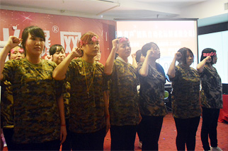 ʿ��չʾ-��־�ɳ� �wԽ�