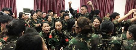 人生路，堅持方能成功，困難途中，攜手便是天堂！