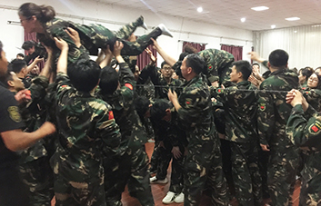 只有頑強拼搏，才能超越自我！