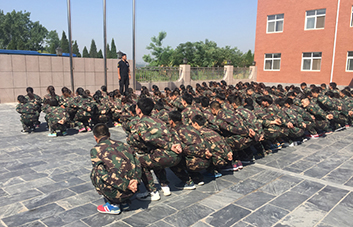 驕陽似火巋然不動，這才是火爆人的堅毅！