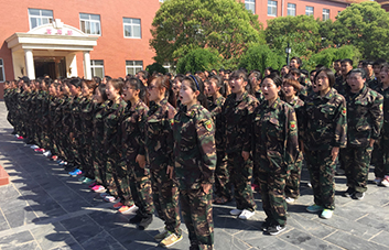 英姿颯爽，沒有矯揉造作，只有堅強！