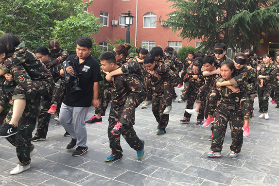 經(jīng)歷艱苦和磨難，體驗親情、友情的珍貴