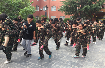 我是你的眼，不論艱難險阻，我都將握緊你的手與你同行！