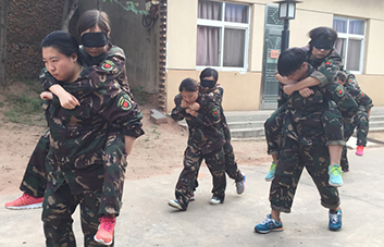 坎坷人生路，找回自己，懂得謙卑，學(xué)會感恩。