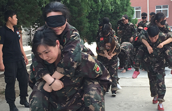 因為信任，不管沿途有多么的陡峭艱險，我都將攙扶著你勇敢前行。