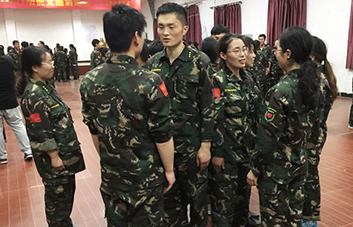 善于發(fā)現(xiàn)身邊世界的美，不吝嗇對別人的贊美