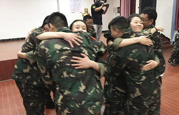 善于發(fā)現(xiàn)身邊世界的美，不吝嗇對別人的贊美