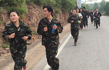 15公里徒步磨礪，火爆網(wǎng)鑄就精英團隊挑極限！