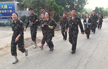 不論是攙扶還是背扛，我們沒有丟掉任何一個人！