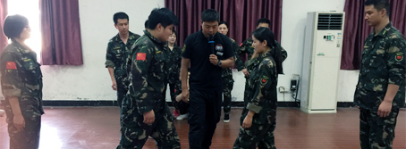 兩眼緊觀敵方手，一心謀劃成功策！