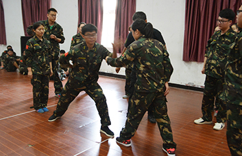 凝心聚力，為榮譽而戰(zhàn)；聚精會神，為集體爭光！