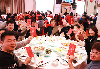 ����һ���2018���ψA�M��̖(h��o)����ͬӭ��2019��